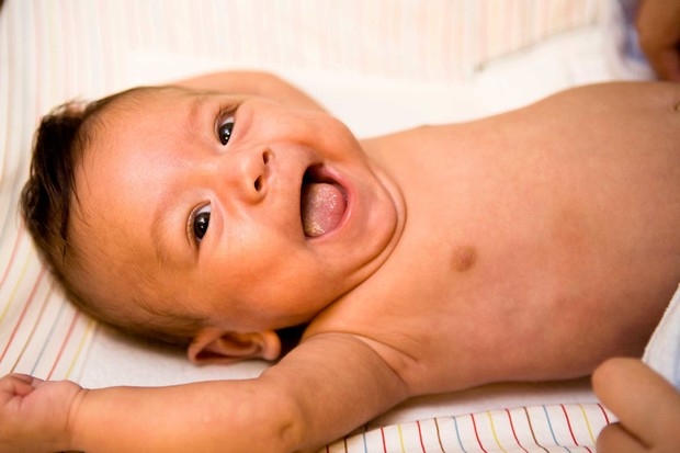 Bebekler ilk sosyal gülümsemelerini doğduktan 4-6 hafta sonra yaparlar.